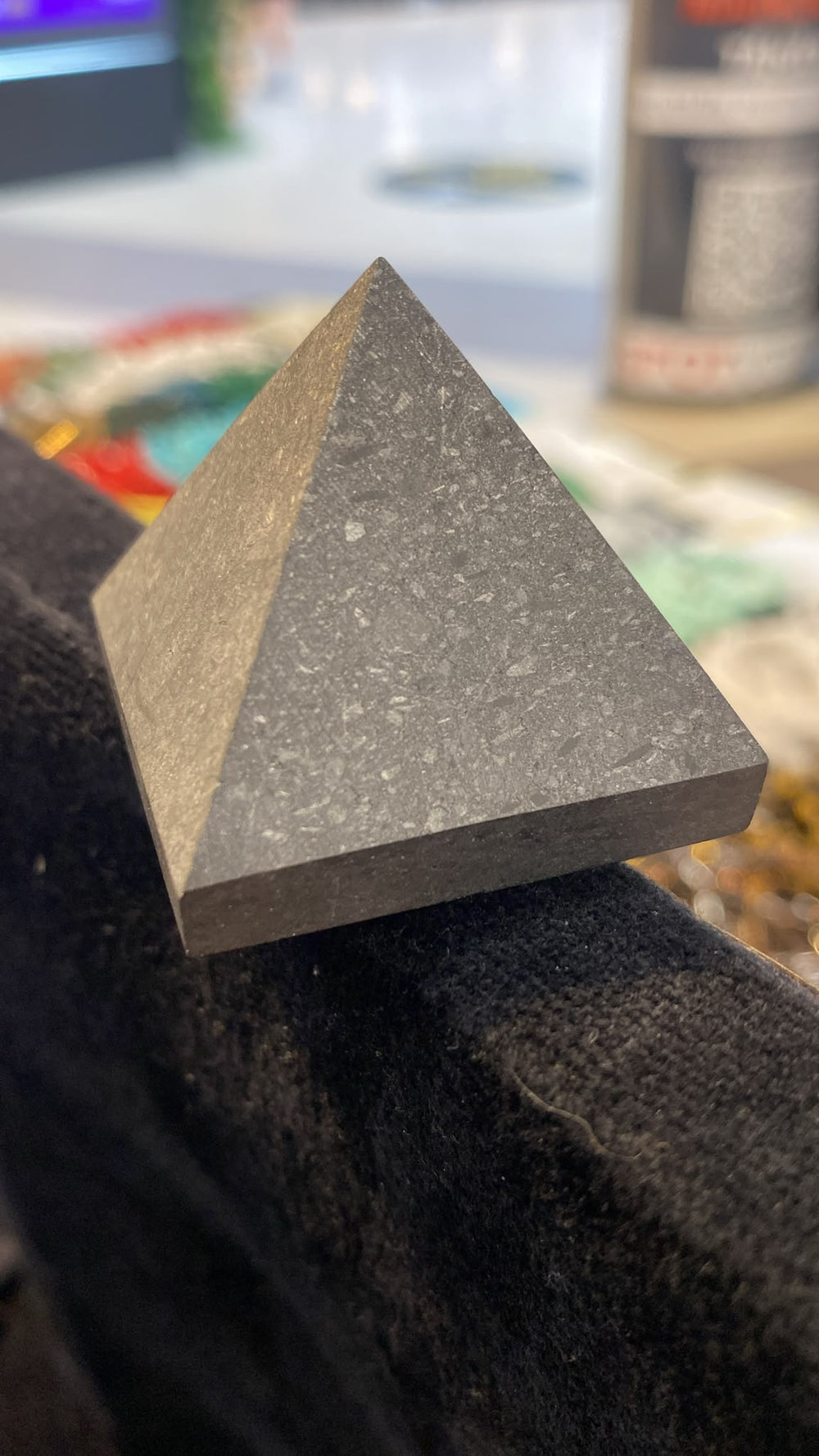 Shungiitti -pyramiidi